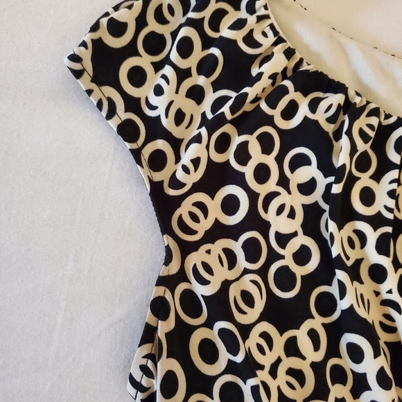 Selling Beautiful Women's Vintage Style Black & White Sleeveless Dress - Picture 4 of 10